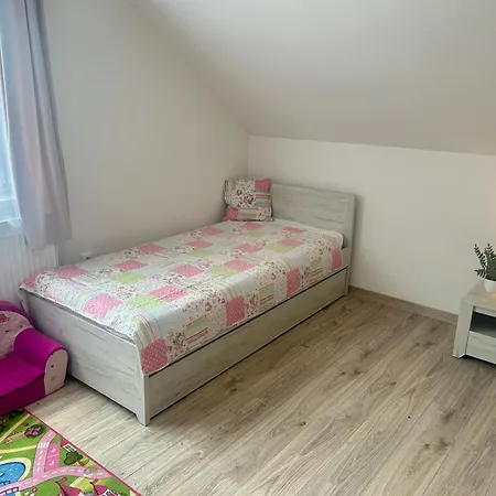 Nyaraló Zeleny Dom V Raji *