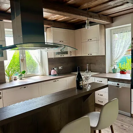 Zeleny Dom V Raji Nyaraló *